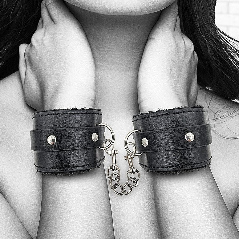 Menottes BDSM peluche noir en cuir reconstitué – OUCH! avec sangles Ouch! B&W Sensations plus