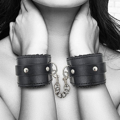 Menottes BDSM peluche noir en cuir reconstitué – OUCH! avec sangles Ouch! B&W Sensations plus